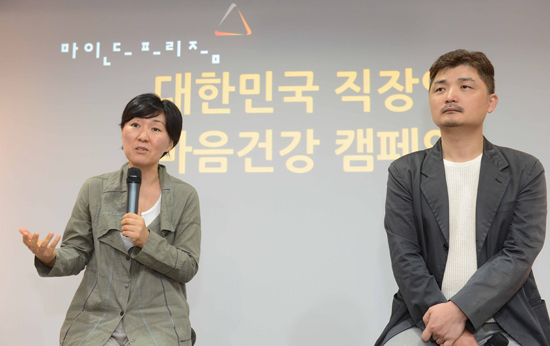 정신과 전문의 정혜신 박사(왼쪽)와 김범수 다음카카오 이사회 의장이 지난 2013년 6월 26일 서울 역삼동 마인드프리즘에서 열린 기자간담회에서 '직장인 마음 건강 캠페인' 계획을 발표하고 있다.