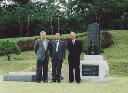 동작동국립묘지 임정 국무령 이상룡 선생 묘역에서 고유제를 지낸 뒤(왼쪽부터 김중생, 이항증 선생, 그리고 필자. 1999년 7월 중국대륙 항일우적지 답사를 앞두고.) 