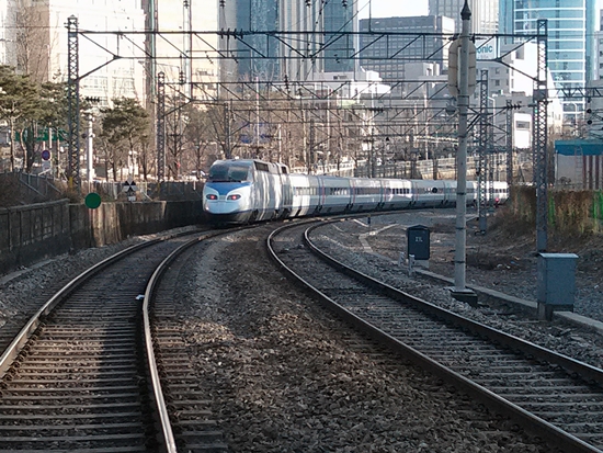 서울역으로 진입하는 KTX KTX의 새로운 노선들이 대거 개통되어 교통 편의를 증진시킬 예정이다.