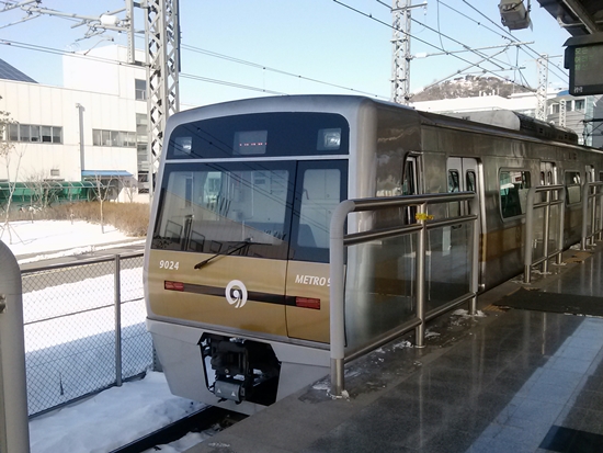 9호선 전동차 2015년 3월 신논현-종합운동장 구간이 개통된다.