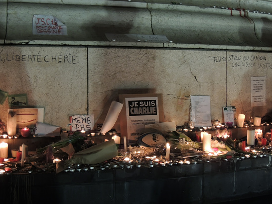 시민들은 자발적으로 'JE SUIS CHARLIE(내가 샤를리다)'라고 적힌 피켓을 광장에 비치하고 촛불을 밝히고 있다.