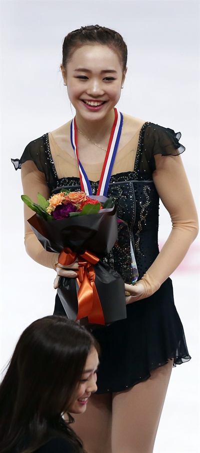 피겨여왕, 그리고 새로운 여왕 9일 오후 서울 목동아이스링크에서 열린 전국 남녀 피겨스케이팅 종합선수권대회에서 금메달을 차지한 박소연(신목고)이 피겨여왕 김연아로부터 꽃다발을 받고 있다.