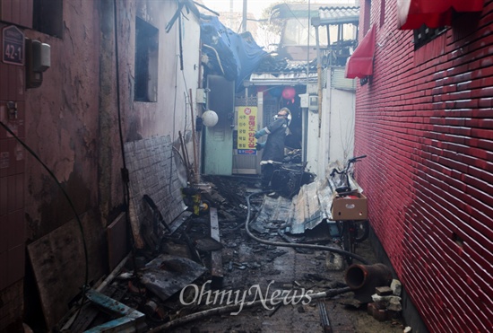  10일 오후 경기도 의정부 한 아파트 주차장에서 화재가 발생해 차량과 건물을 태운 상황에서 인근 주택가로 옮겨 붙어 전소되었다.