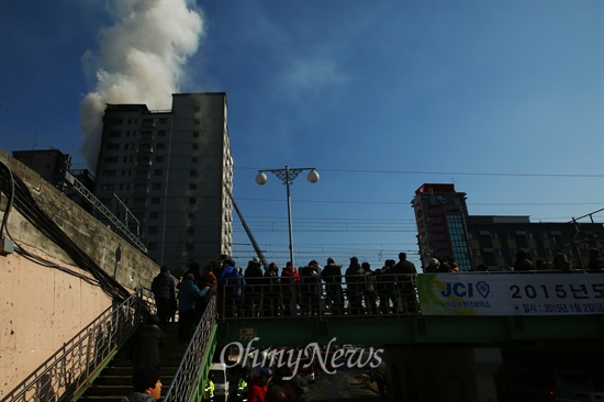  10일 오후 경기도 의정부 한 아파트 주차장에서 화재가 발생해 차량과 건물을 태운 상황에서 의정부 시민들이 화재현장을 지켜보고 있다. 