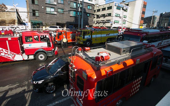  10일 오후 경기도 의정부 한 아파트 주차장에서 화재가 발생해 차량과 건물을 태운 상황에서 수십대의 소방차가 인근도로를 둘러 싸고 있다. 