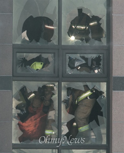 10일 오후 경기도 의정부 한 아파트 주차장에서 화재가 발생해 차량과 건물을 태운 상황에서 소방대원들이 화재 현장에서 사상자를 구조해 건물에서 빠져 나오고 있다.