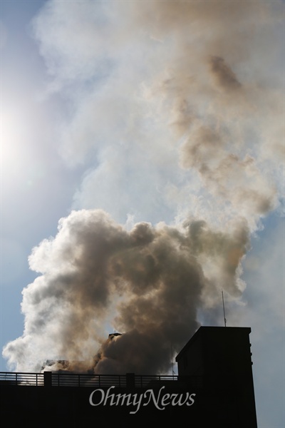 10일 오후 경기도 의정부 한 아파트 주차장에서 화재가 발생해 차량과 건물을 태운 상황에서 화재건물 위로 연기가 솟구치고 있다.
