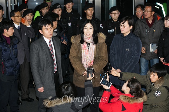 '종북몰이' 논란에 휩싸여 끝내 강제퇴거 처분을 받고 출국길에 나선 신은미씨가 지난 1월 10일 인천국제공항공사 로비에서 출국 심정 밝히고 있다. 