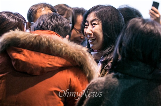 '종북몰이' 논란에 휩싸여끝내 강제퇴거 처분을 받고 출국길에 나선 신은미씨가 10일 인천국제공항공사 로비에서 배웅을 나온 지인들과 인사를 나누고 있다. 