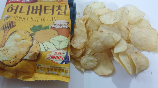봉지를 뜯었더니 구운 감자 과자처럼 생긴 허니버터칩