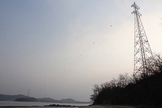 섬에서 섬으로 이어지고 있는 고압송전탑. 