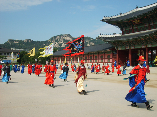 조선시대 궁궐 경호부대의 수문장 교대 의식. 사진은 경복궁 흥례문 앞에서 열리는 의식. 

