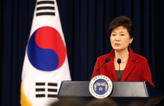 박근혜 대통령이 12일 오전 청와대 춘추관에서 열린 신년 기자회견에서 인사말을 하고 있다.