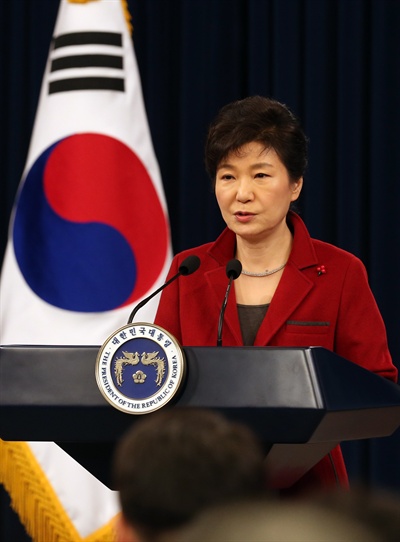 박근혜 대통령이 12일 오전 청와대 춘추관에서 열린 신년 기자회견에서 인사말을 하고 있다.