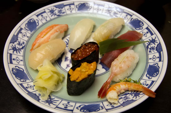 스시집 ‘니혼바시(日本橋)’에서 먹은 초밥. 비싼 대신 양은 아주 조금이었지만 맛은 매우 훌륭했다.