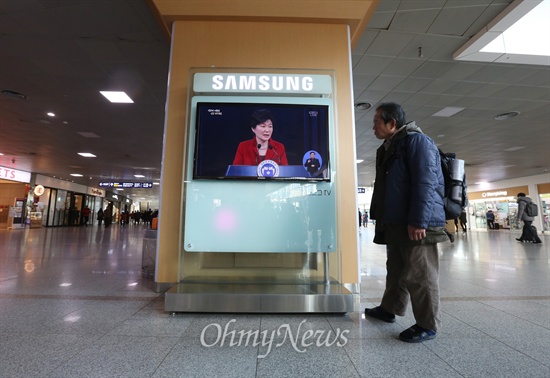 12일 오전 박근혜 대통령 신년 기자회견이 서울역 대합실 TV를 통해 생중계되고 있다.