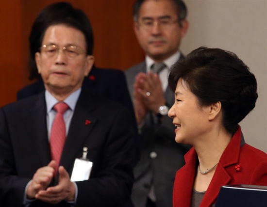 박근혜 대통령이 12일 오전 청와대 춘추관에서 신년 기자회견을 마친 뒤 기자들과 인사하기 위해 연단에서 내려오고 있다.