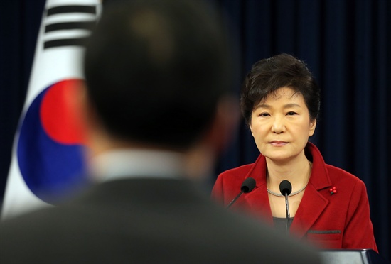 박근혜 대통령이 12일 오전 청와대 춘추관에서 가진 신년 내외신 기자회견에서 한 기자의 질문을 경청하고 있다.