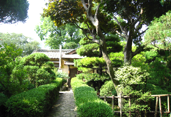 대문에서 본채로 이르는 길. 정원 역시 일본식으로 꾸며져 있다.
