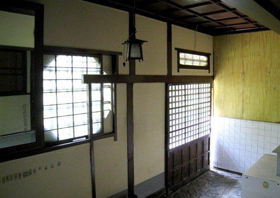 딱 봐도 일본가옥 분위기가 물씬 풍기는 현관. 한옥과 달리 창살이 많고 문이 넓다. 