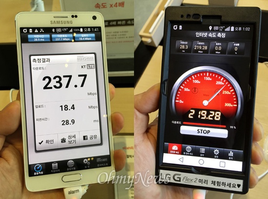 12일 낮 광화문 올레스퀘어에서 최대 다운로드 속도가 300Mbps라는 '3밴드 LTE-A' 단말기 속도를 측정해봤다. 왼쪽이 삼성 갤럭시노트4 S-LTE, 오른쪽이 LG G플렉스2.