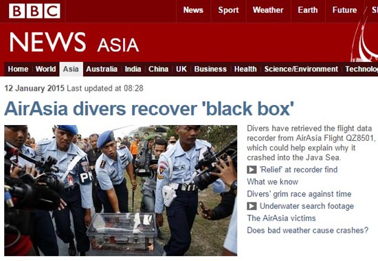 추락한 에어아시아 여객기의 블랙박수 회수를 보도하는 BBC 뉴스 갈무리.