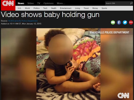 한 살짜리 아이가 권총을 입에 넣고 노는 동영상을 보도하는 CNN 뉴스 갈무리.
