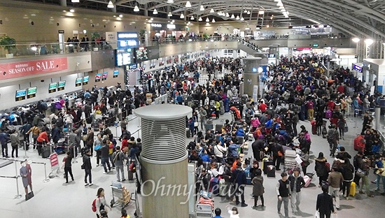 지난해 1월 8일 이용객들로 붐비는 김해국제공항 출국장. 