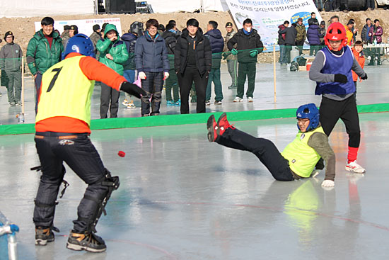 얼음축구대회. 빙판 위로 온몸을 던지는 선수들. 