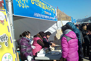 이번 축제에서 큰 인기를 끌고 있는 홍천 쌀찐빵 판매장.