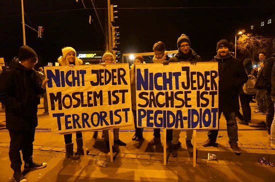 라이프치히 반페기다 시위, "모든 무슬림이 테러리스트는 아니다" "모든 작센사람들이 페기다 멍청이는 아니다" (페기다 거대 집회가 열린 드레스덴도 독일 작센주의 도시다)