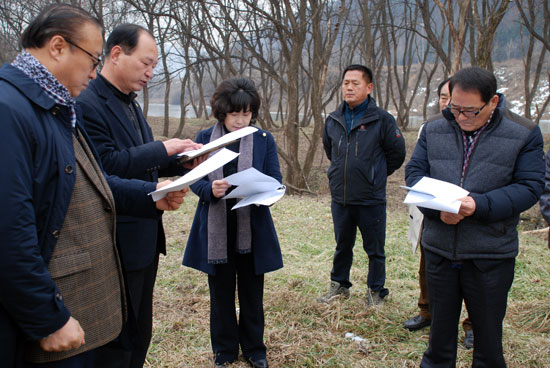  이해선 의장, 배찬식·박선자 의원과 참석자들이 홍기석 안전관리과장의 보고를 받고 있다. 