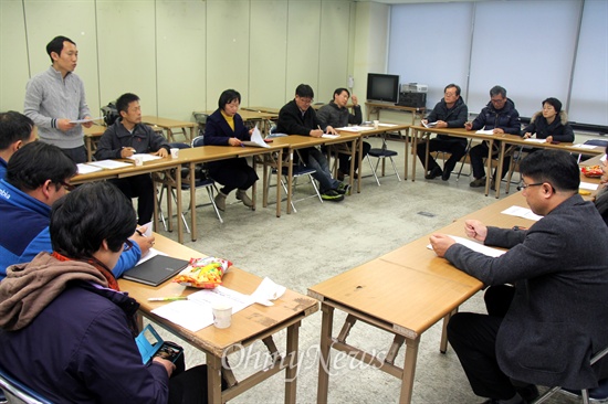  진주의료원 재개원 주민투표 청구인 대표자와 '진주의료원 재개원 경남대책위', 전국보건의료산업노동조합은 14일 오후 창원노동회관 회의실에서 "진주의료원 재개원 주민투표 추진을 위한 연석회의"를 열었다.