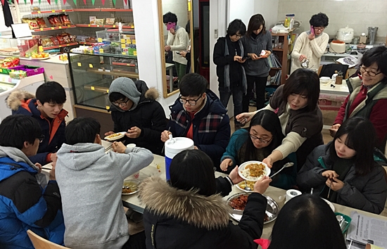 14일 낮 서울 금천구 독산고등학교 독산누리 사회적협동조합 매점에서 학생들이 조합원들과 함께 카레를 먹고 있다. 