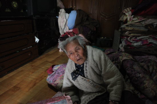 돌아가시기 11일전, 제가 인사차 방문했을 때의 이모님. 이 사진이 98년 인생을 보낸 이승에서의 마지막 사진이 되었습니다.  