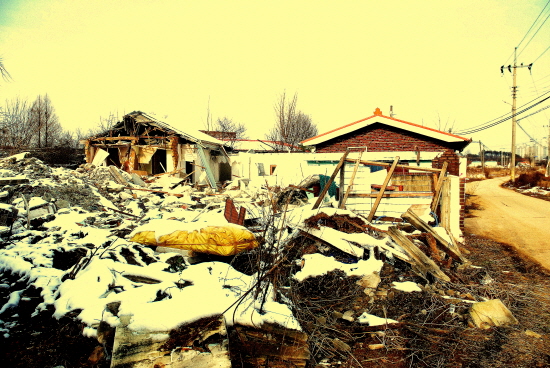 아파트를 짓기 위해 철거를 진행하고 있는 청주시 오송읍 봉산리의 현재 모습. 대부분의 건물들이 부서지고 박재환 옹기장의 집 등 몇 채만 남아있다. 