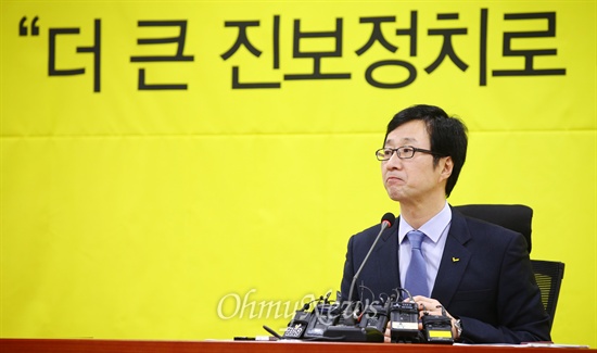 천호선 정의당 대표가 15일 오전 서울 국회의원회관에서 신년기자회견에서 기자들의 질문을 듣고 있다. 