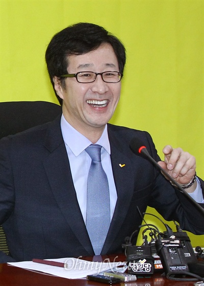 천호선 정의당 대표가 15일 오전 서울 국회의원회관에서 신년기자회견에서 기자들의 질문을 듣던 중 웃음을 터트리고 있다. 