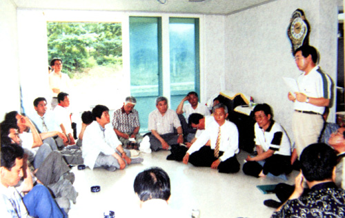  1995.7.27. 인천시의회 의원 32명 굴업도 현지조사 방문.<출처·백서 ’굴어도 핵폐기장 철회를 위한 인천시민운동’>