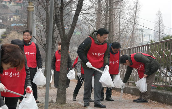 새누리당 대전광역시당 '누리봉사단'은 15일 오전 보문산 일원에서 '환경정화활동'을 펼쳤다.