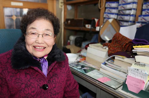 박정열 할머니가 자신이 살아온 인생 이야기를 들려주고 있다. 팔순을 앞둔 할머니가 최근 생활글을 묶어 책으로 펴냈다. 