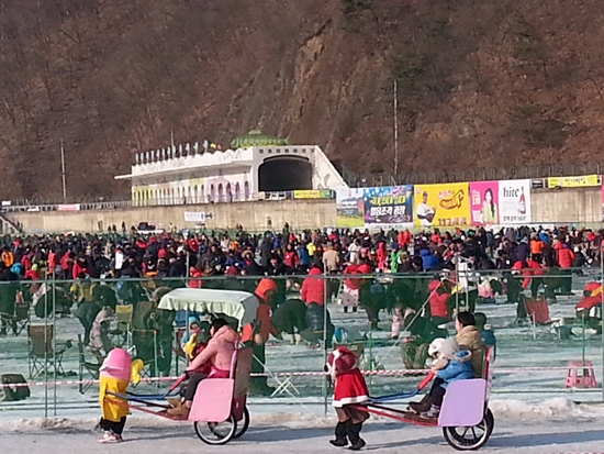 얼음나라 화천 산천어축제, 평일에도 4만여 명의 관광객들이 찾는다.