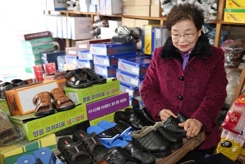 박정열 할머니가 가게에서 신발을 정리하고 있다. 할머니는 50년 넘에 장성에서 신발가게를 운영해 오고 있다.