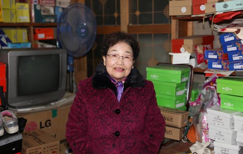 박정열 할머니가 신발가게에서 자신의 살아온 삶을 들려주고 있다. 할머니는 장성읍에서 신발가게를 운영하고 있다.