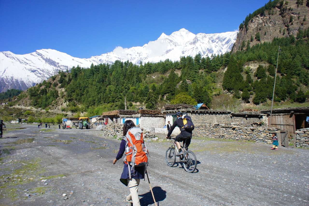 산악자전거를 타고 안나푸르나를 오르는 사람들도 있다. 나라면 죽었다 깨나도 못할 짓이다. 대단하다. 
