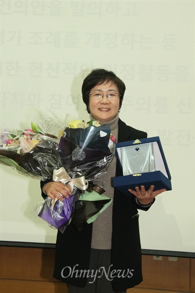 대전참여자치시민연대가 수여하는 '올해의 정치인' 상을 수상한 박정현 대전시의원.