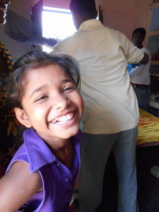 바라나시 시골에서 만난 인도 아이의 해맑은 웃음