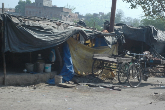 바라나시 외곽 지역의 가난한 사람들의 움막집