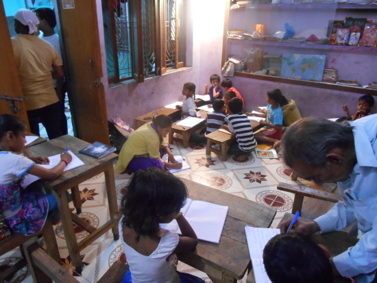 바라나시 골목에 자리한 부모가 없거나 가난한 집 아이들의 방과후 공부방. 