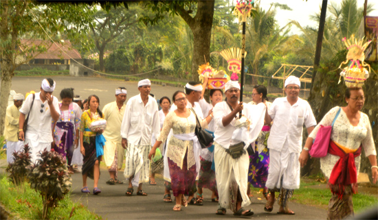 전통 힌두교 복장을 입은 발리인들이 브사키 사원을 향해 걸어가고 있다.
